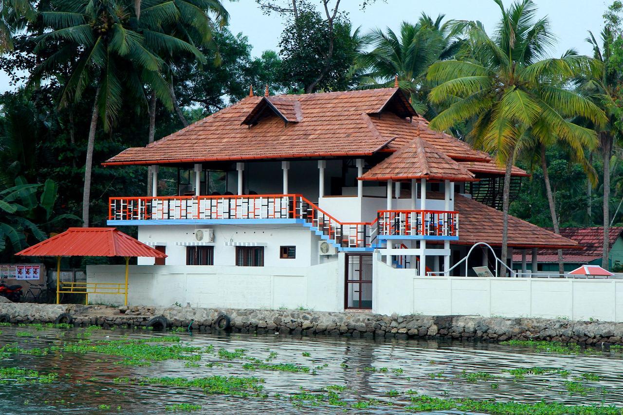 Отель Chaandhni Lake View Alappuzha Экстерьер фото